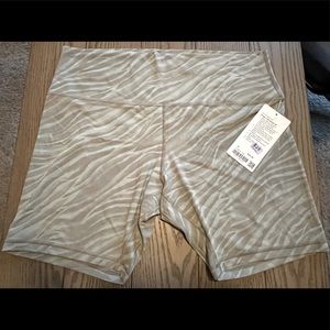 New Lululemon Align HR 8” Shorts Sz 18 Camo Green Fern Multi